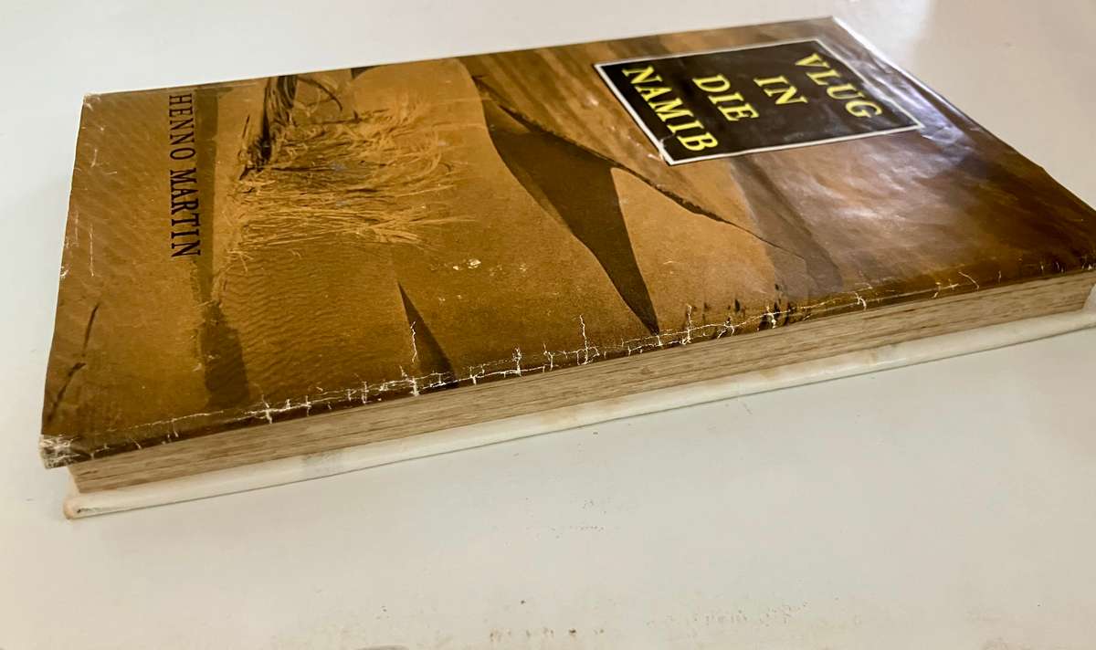 Vlug in die Namib - Henno Martin. Hardeband met stofjas. 1e Uitg. 8e Dr. 1967