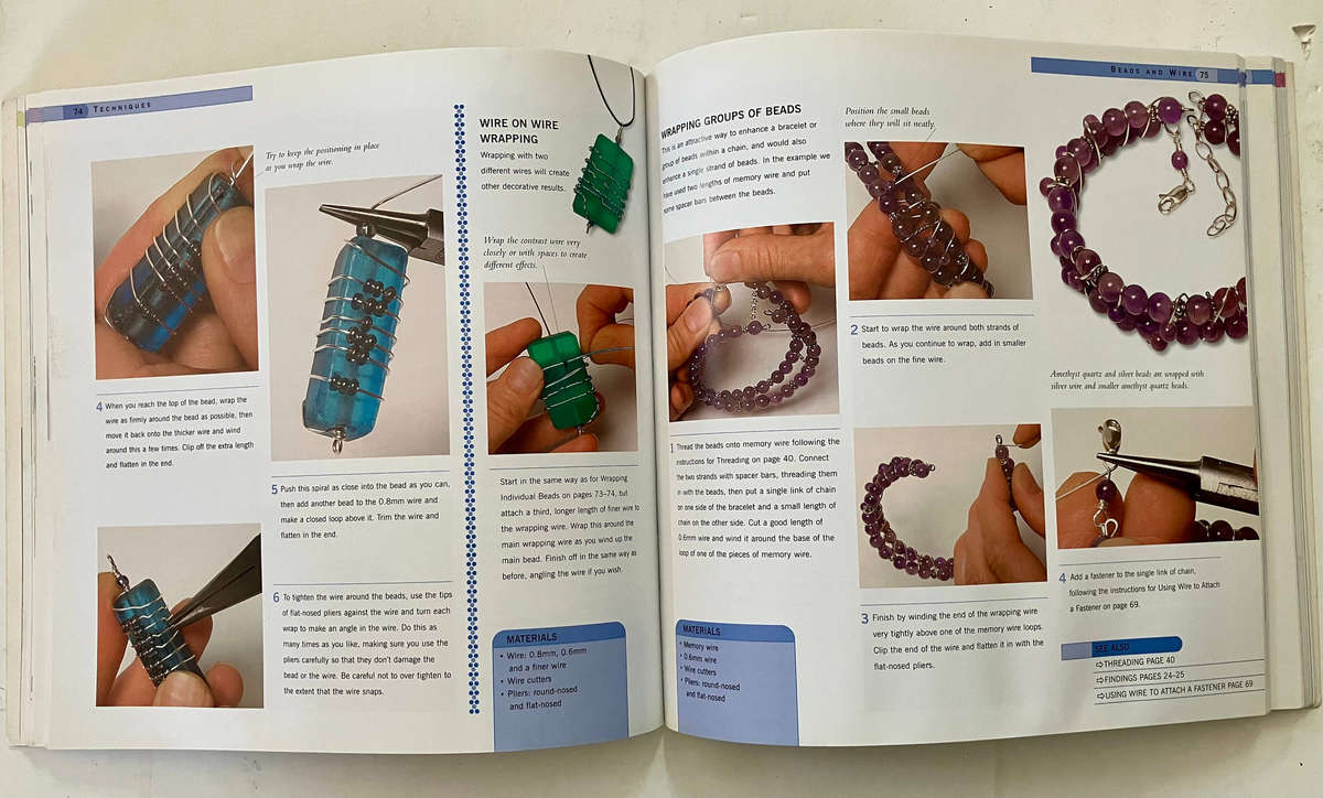 The Encyclopedia of Beading Techniques - Sara Withers & Stephanie Burnham. Softcover. Reprint 2010
