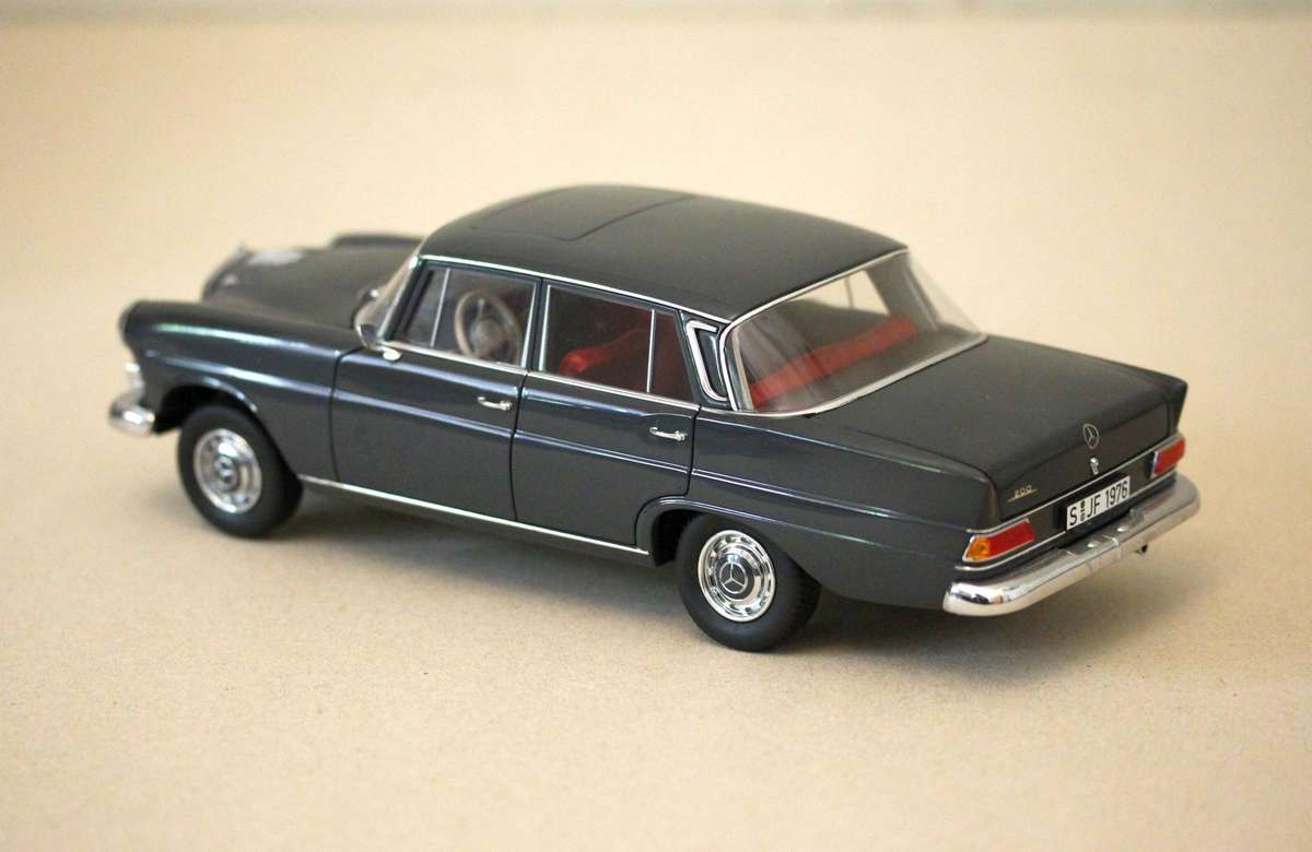 NOREV 1/18 Mercedes-Benz 190/200, dark grey