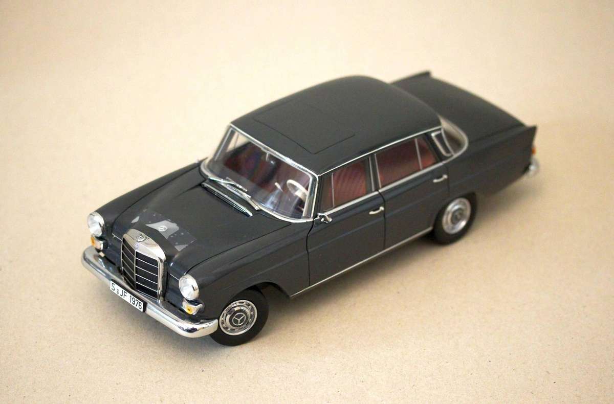 NOREV 1/18 Mercedes-Benz 190/200, dark grey