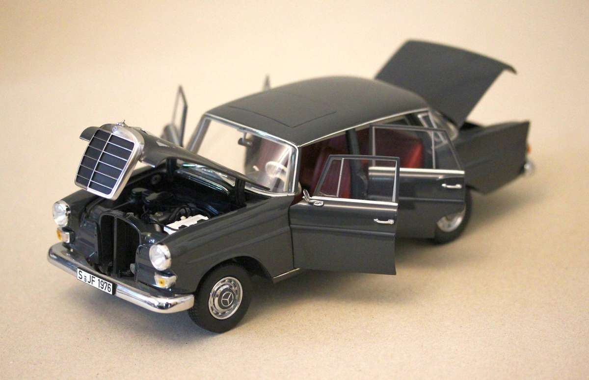 NOREV 1/18 Mercedes-Benz 190/200, dark grey