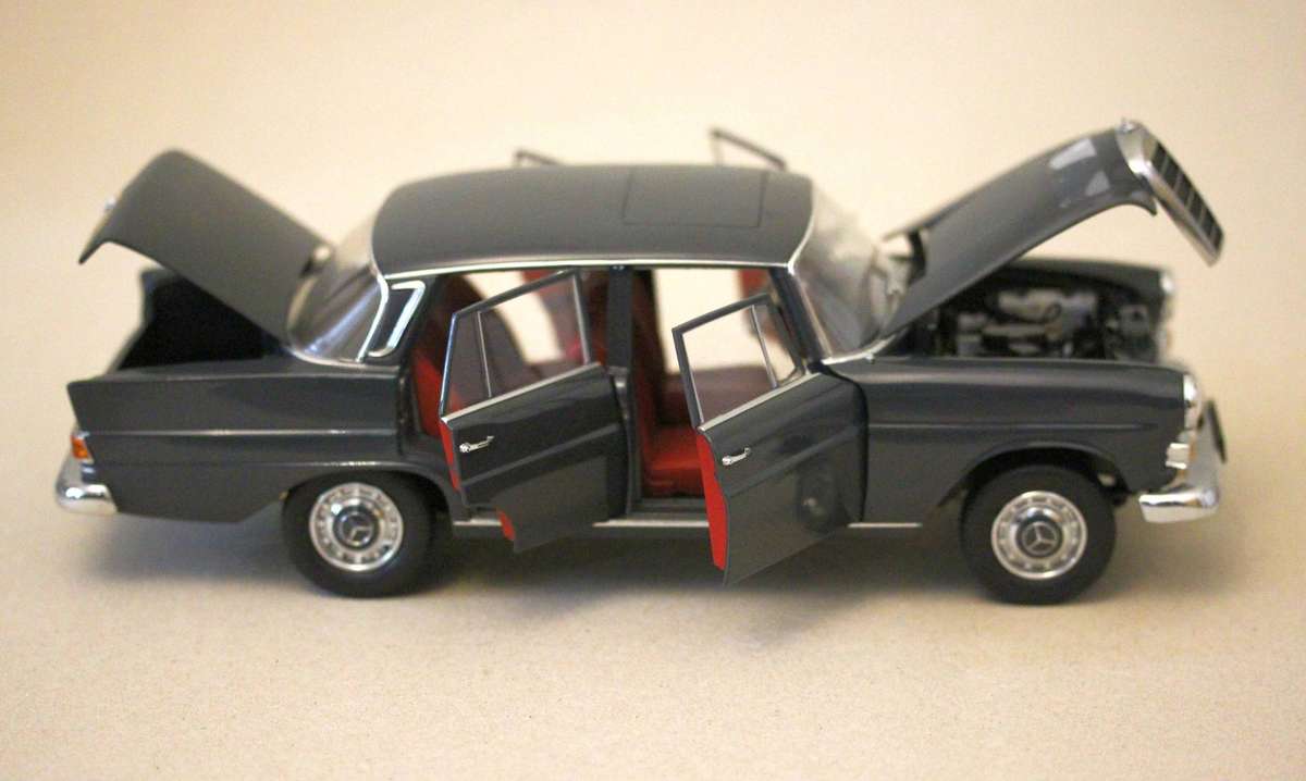 NOREV 1/18 Mercedes-Benz 190/200, dark grey