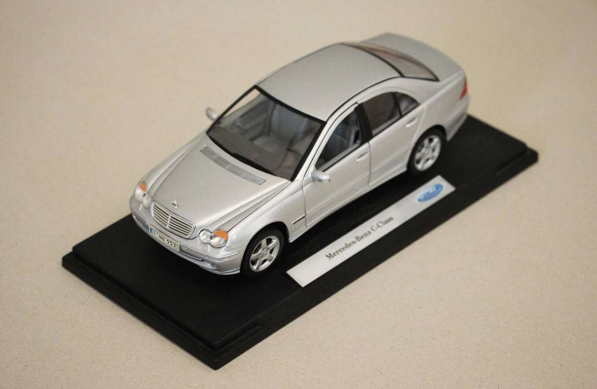 WELLY 1/18 Mercedes-Benz W203 C320 sedan
