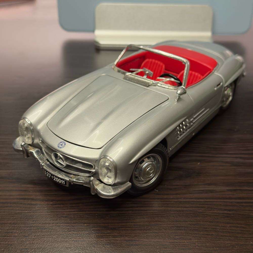 *NO RESERVE 1:18 Burago Mercedes Benz 300SL Model car