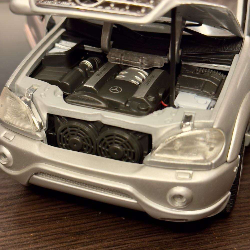 *NO RESERVE  1:18 Mercedes Benz ML55 AMG Model Car