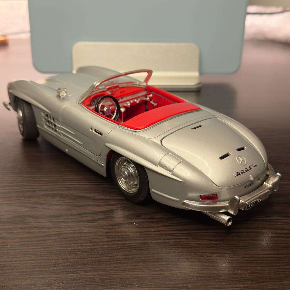 *NO RESERVE 1:18 Burago Mercedes Benz 300SL Model car