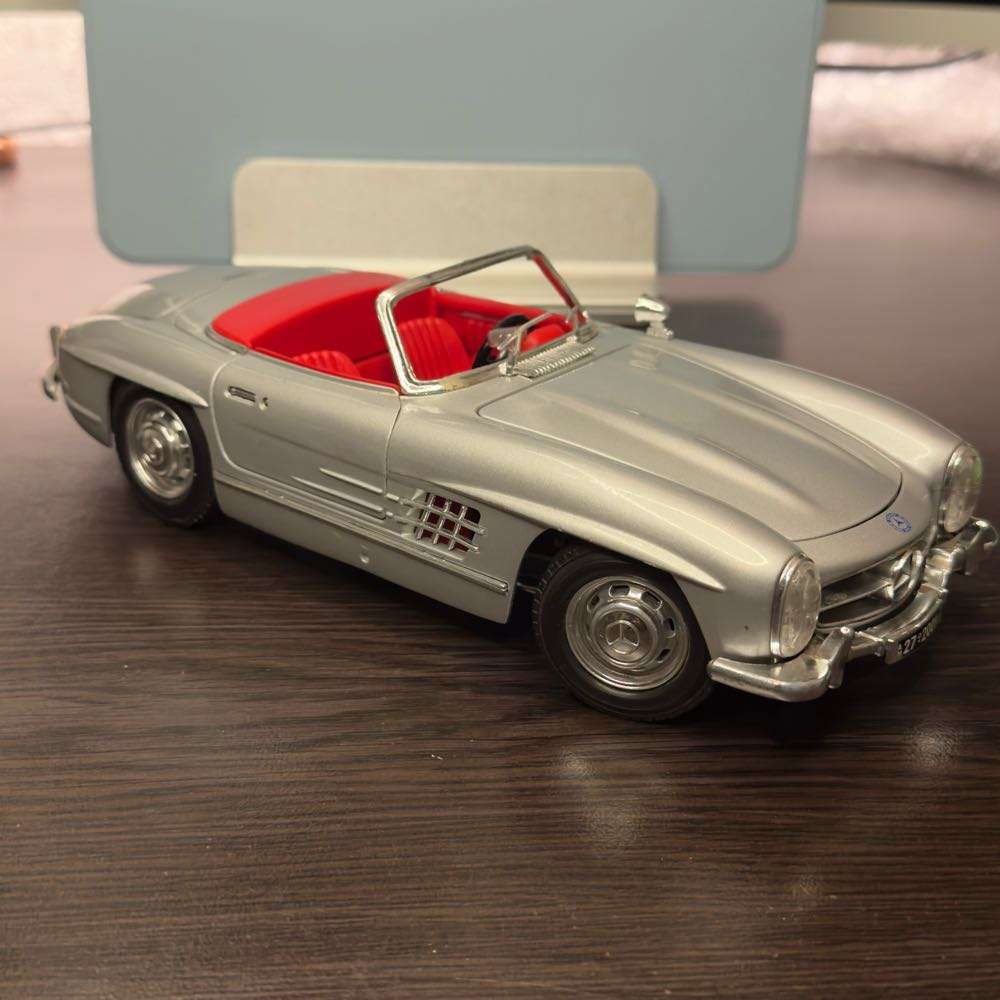 *NO RESERVE 1:18 Burago Mercedes Benz 300SL Model car