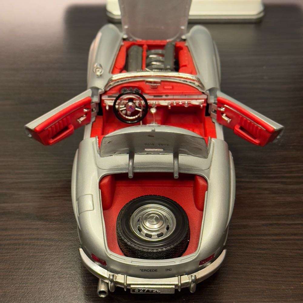 *NO RESERVE 1:18 Burago Mercedes Benz 300SL Model car