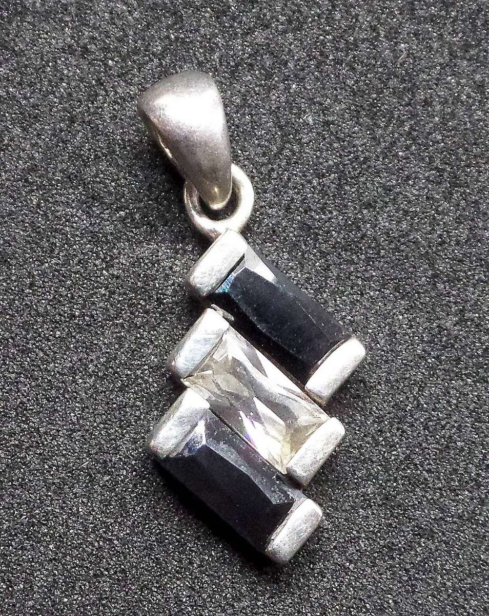 Silver pendent with 3 stones