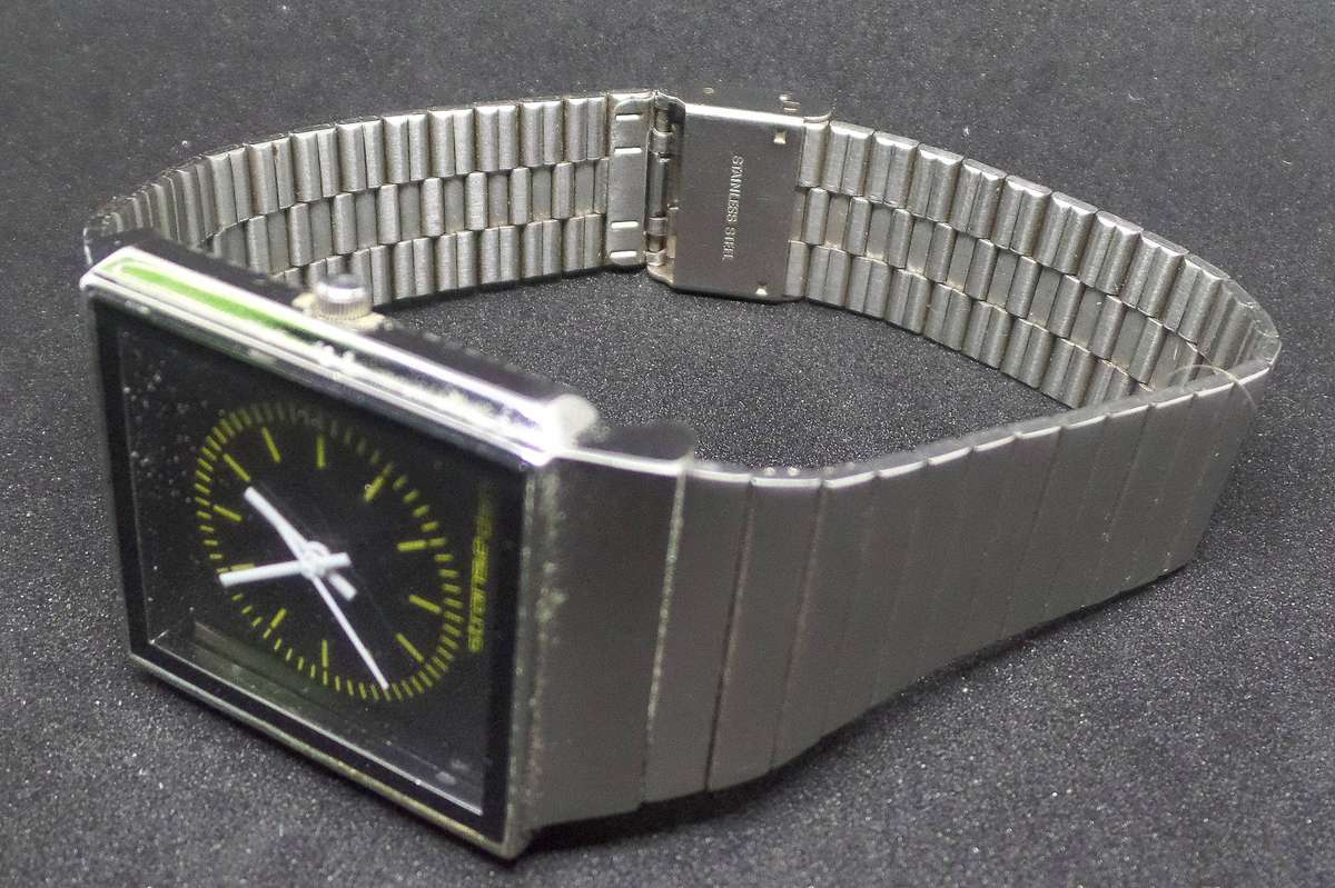 *R1 Auction* Strange DSN quartz gents watch