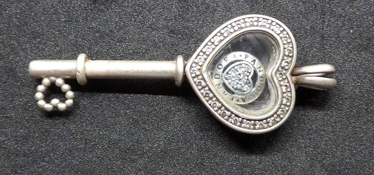 PANDORA Heart Key pendant