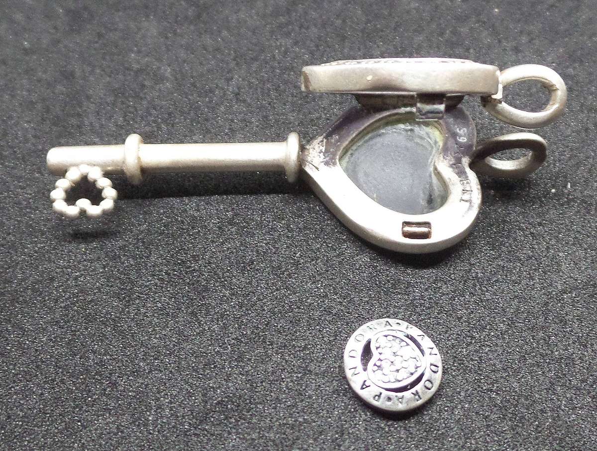 PANDORA Heart Key pendant