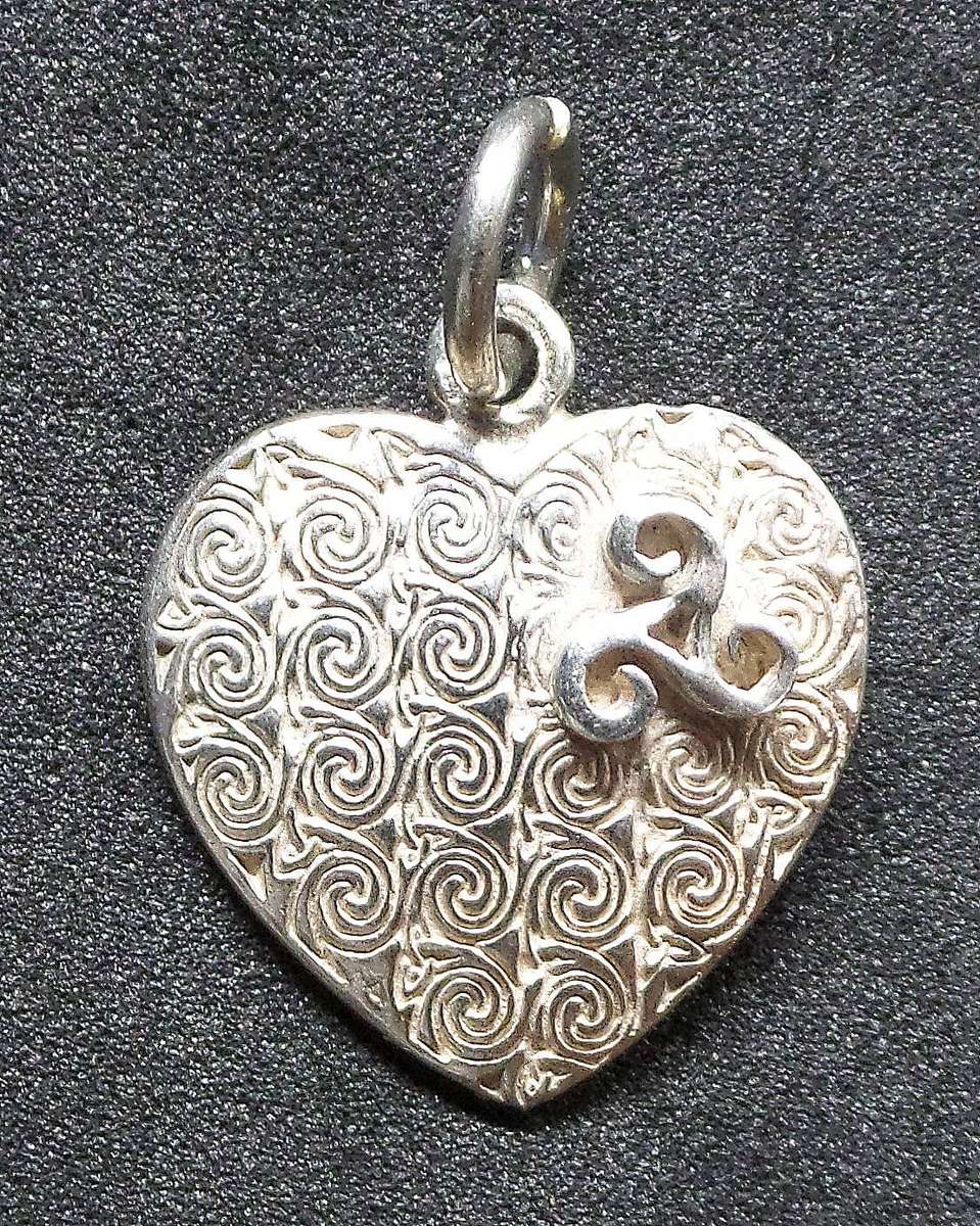 *R1 Auction* Silver Celtic heart charm