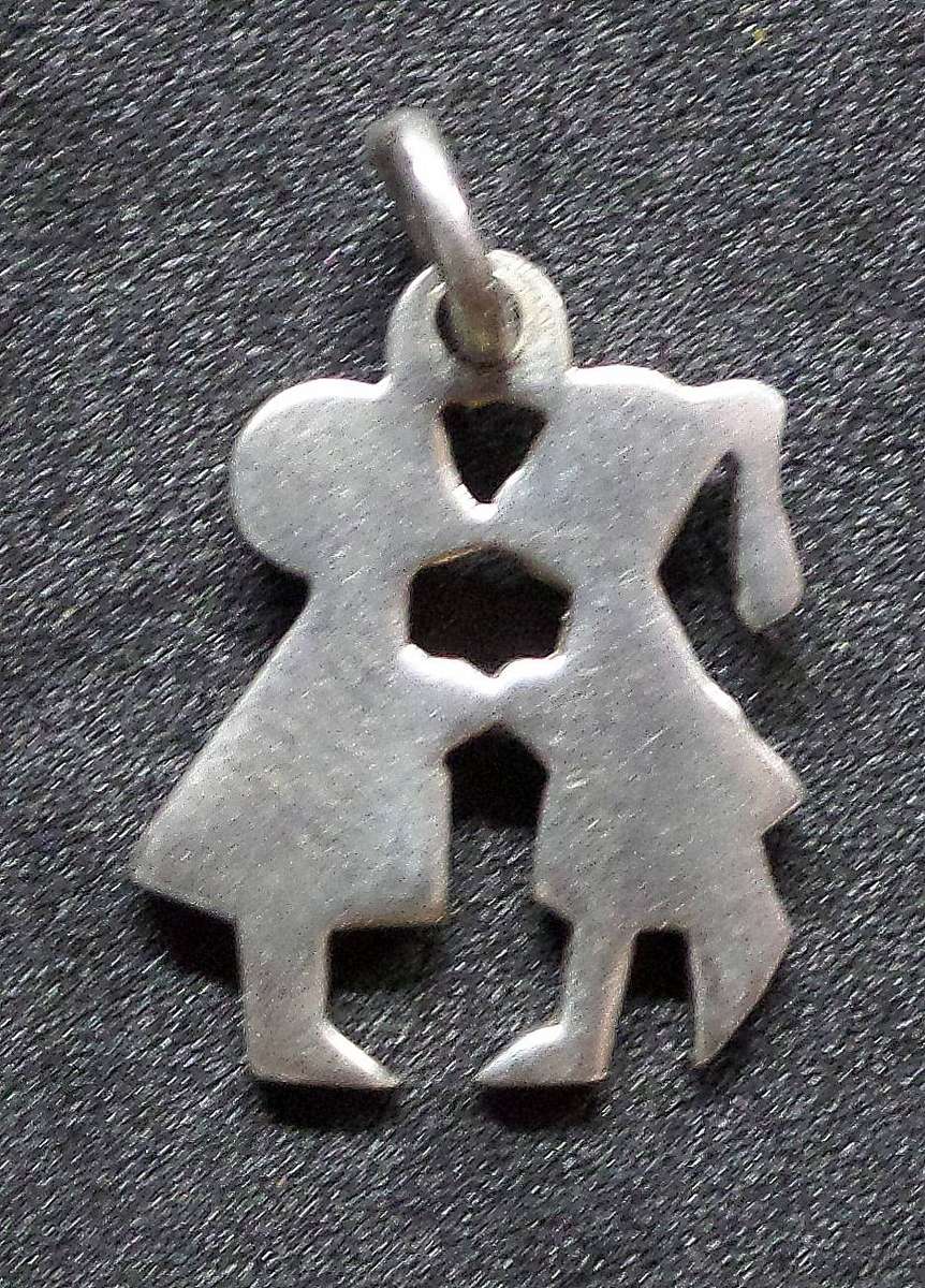 *R1 Auction* Silver 'kissing' charm