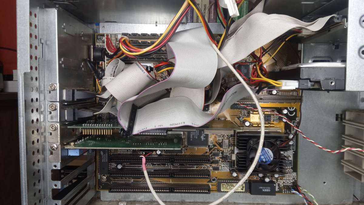 Intel Pentium 120MHz computer