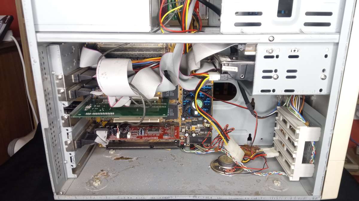 Intel Pentium P1 166MHz computer