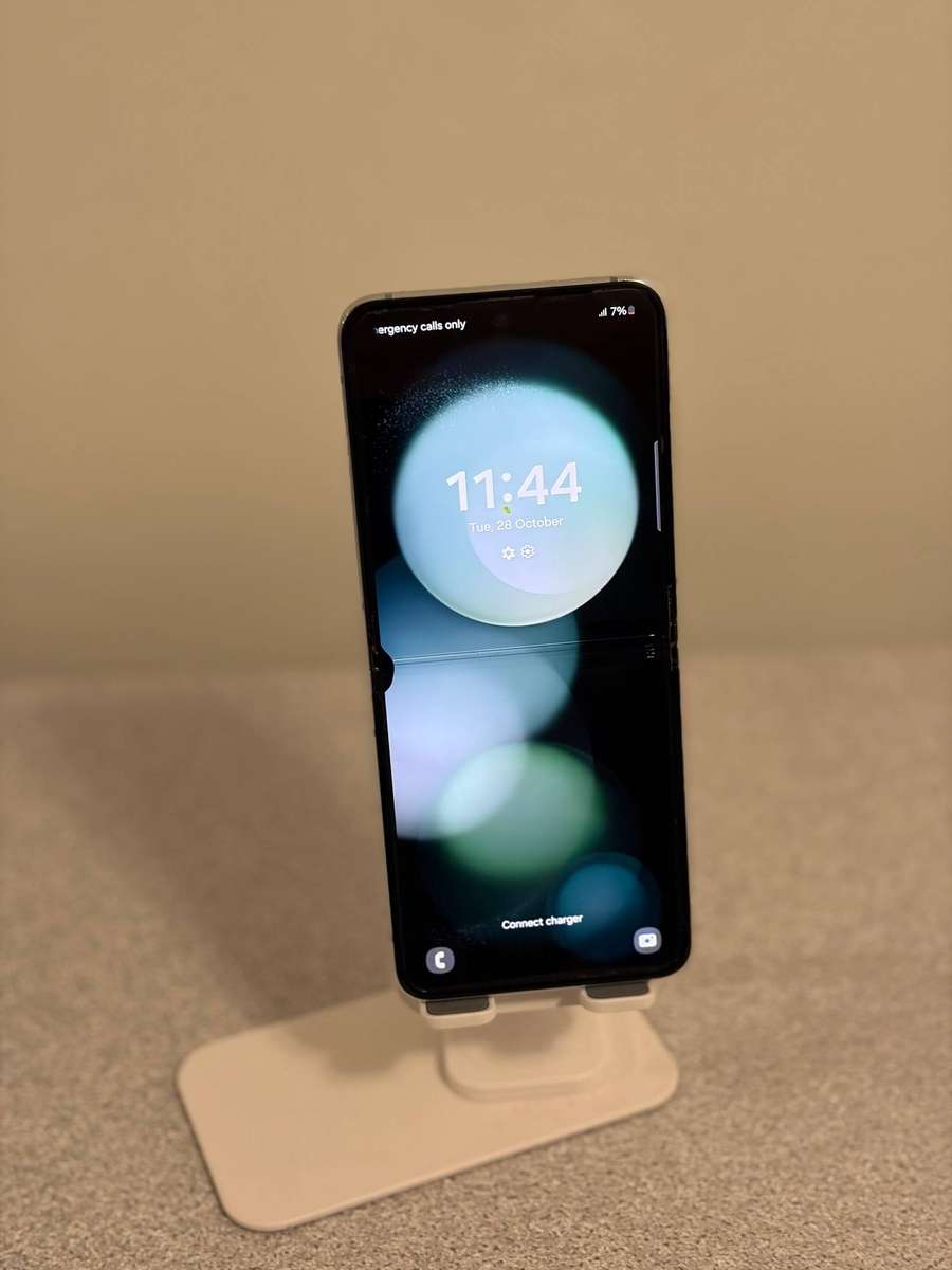 Samsung Galaxy Z Flip 5 256GB Mint  Screen Damage (Fully Working | Good Condition)