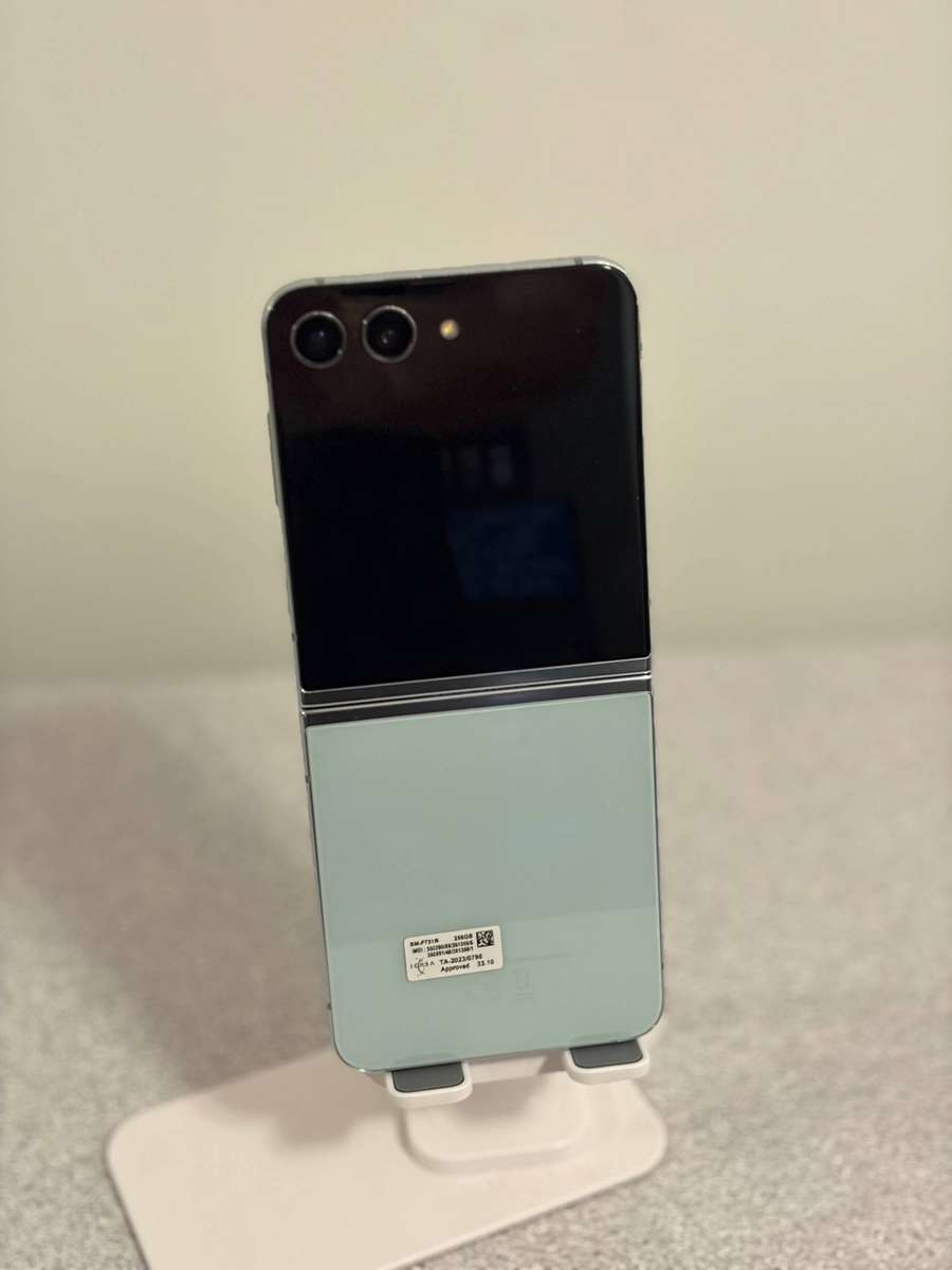 Samsung Galaxy Z Flip 5 256GB Mint  Screen Damage (Fully Working | Good Condition)
