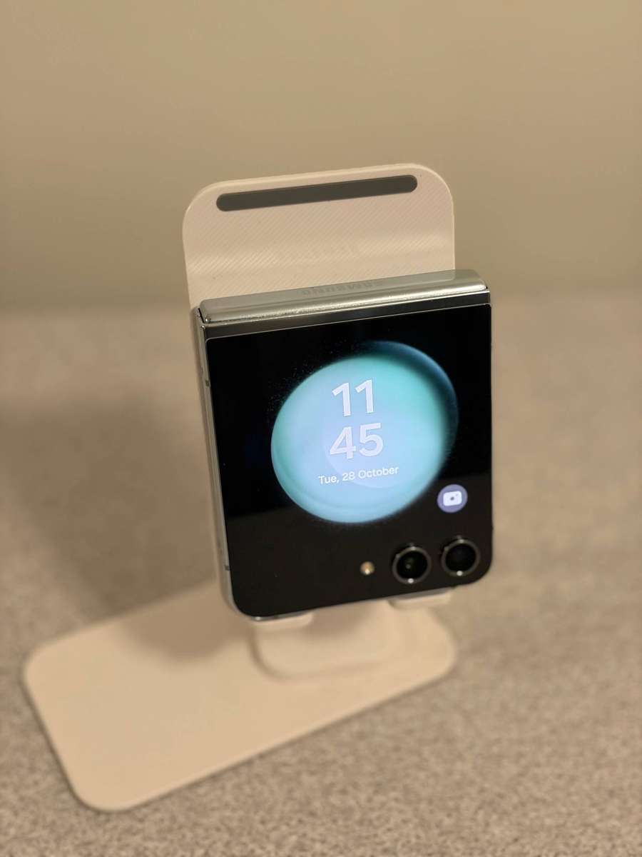 Samsung Galaxy Z Flip 5 256GB Mint  Screen Damage (Fully Working | Good Condition)