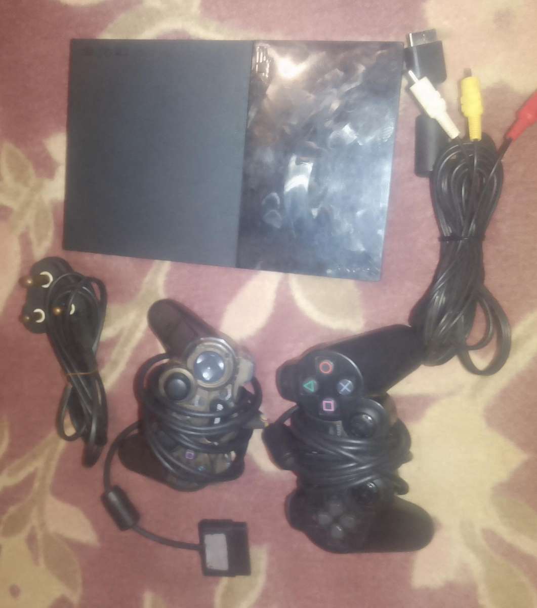 PS2 CONSOLE+AVI CABLE+POWER CABLE+2 CONTROLER