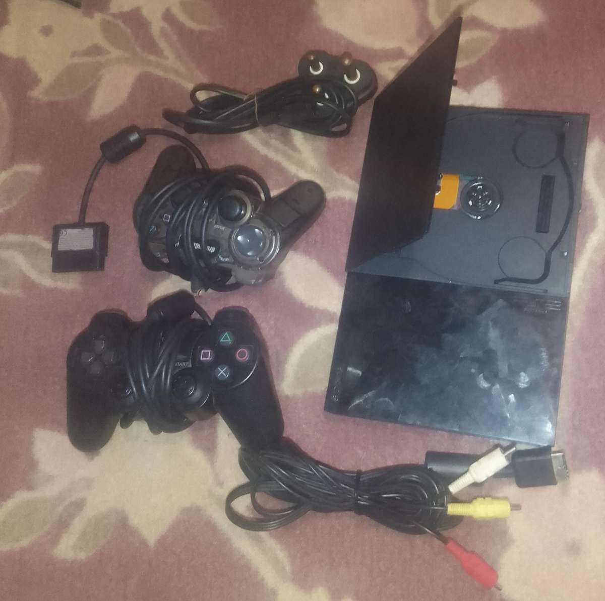 PS2 CONSOLE+AVI CABLE+POWER CABLE+2 CONTROLER