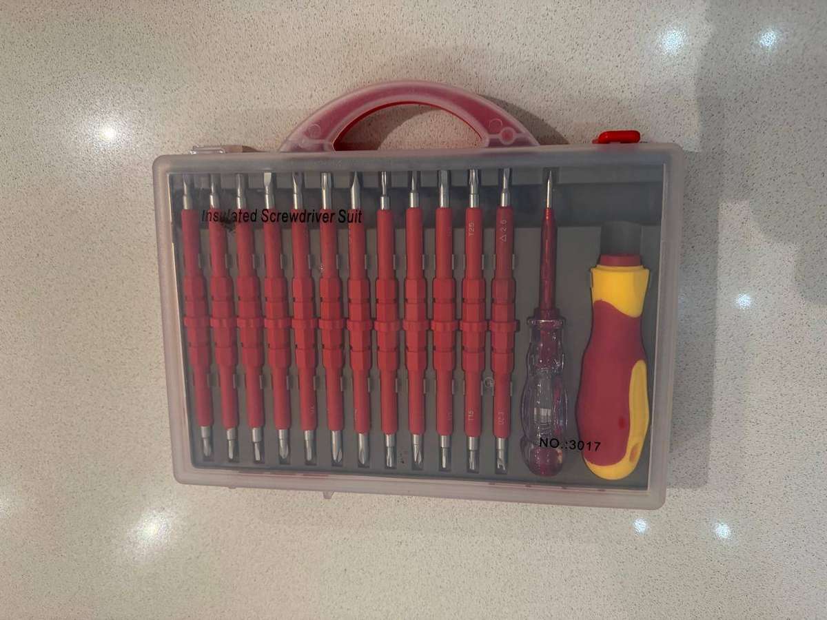 ES Electrician Magnetic Insulated Screwdriver/Torx 26 in 1 set with case-Small slight crack as  pics