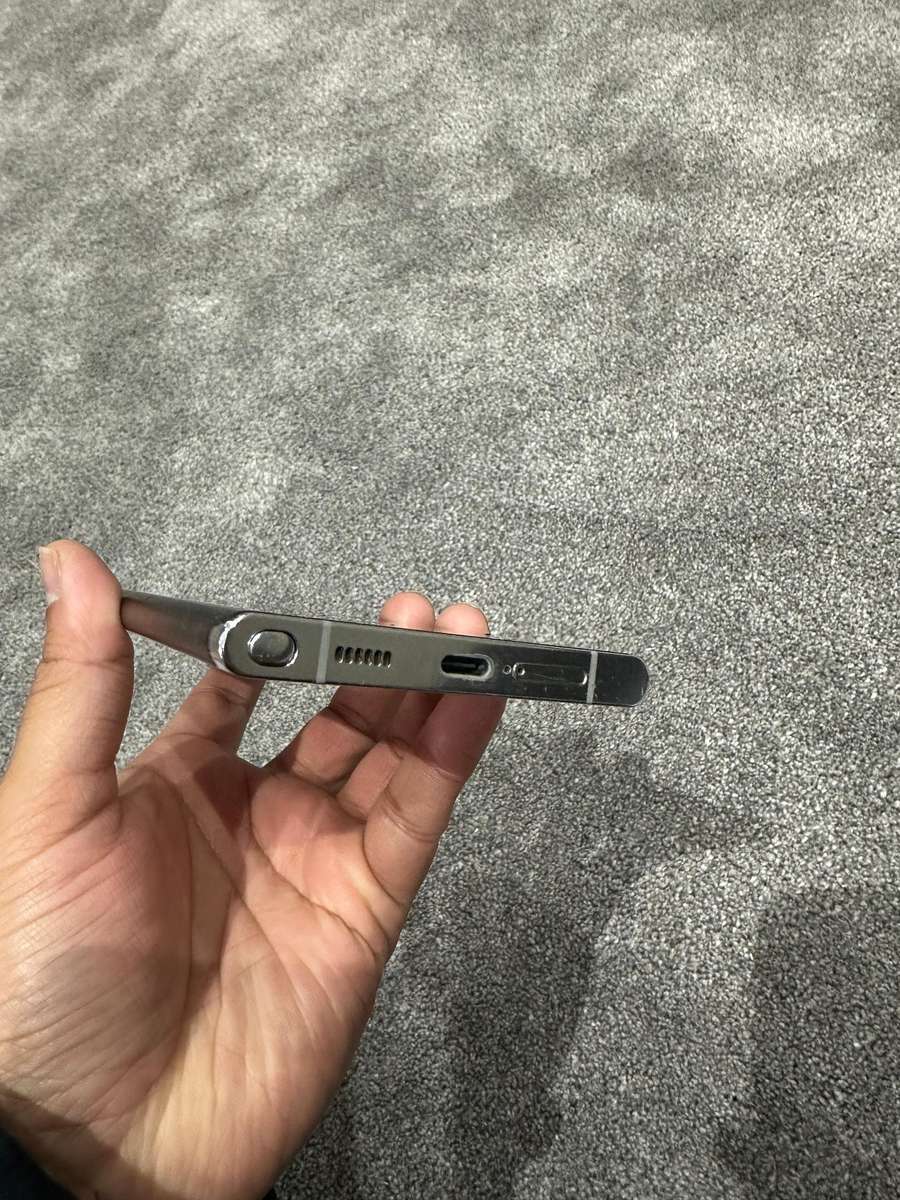 Samsung Galaxy S22 Ultra 256GB  Dual SIM | Cracked Back Glass