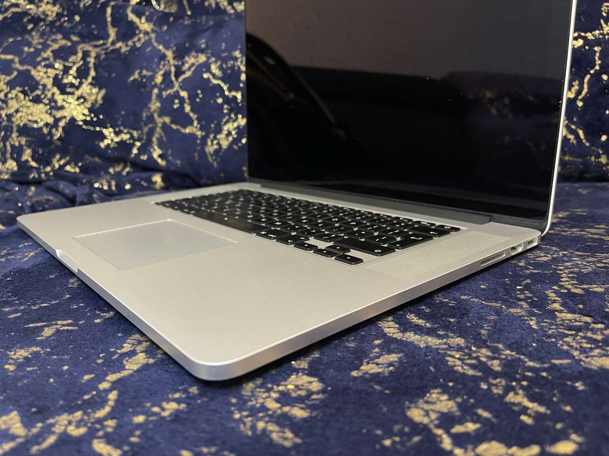 MacBook Pro "Core i7 2.2Ghz 15" Mid 2015 - 256gb