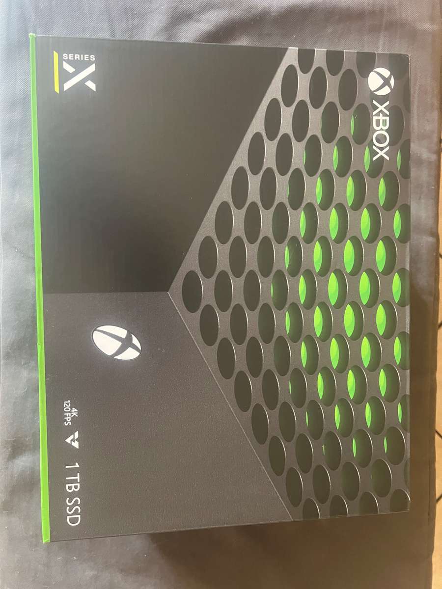 Xbox Series X 1TB including 4 games and 2 controllers