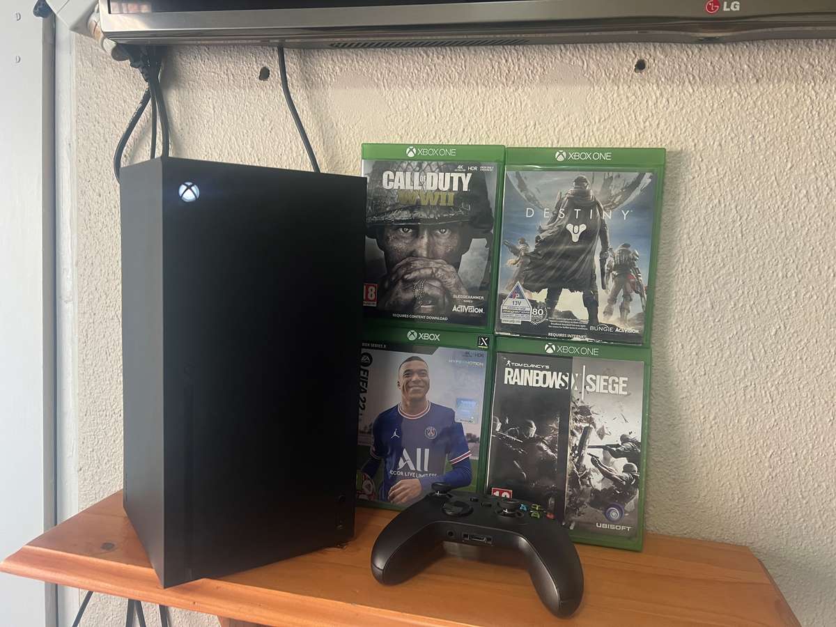 Xbox Series X 1TB including 4 games and 2 controllers