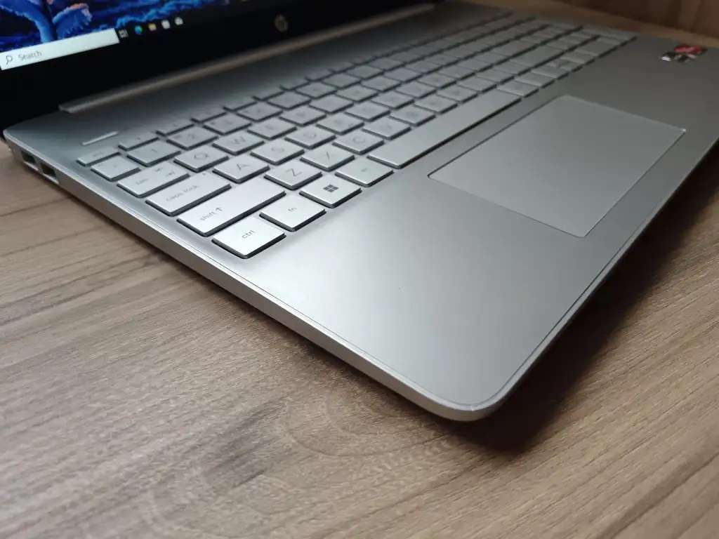 HP 15s AMD RYZEN 5, 8GB Ram, 256GB SSD, AMD Radeon Graphics | Bargain