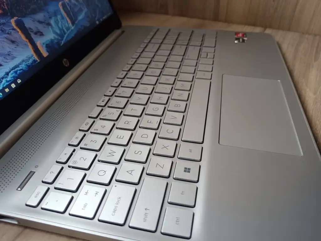 HP 15s AMD RYZEN 5, 8GB Ram, 256GB SSD, AMD Radeon Graphics | Bargain