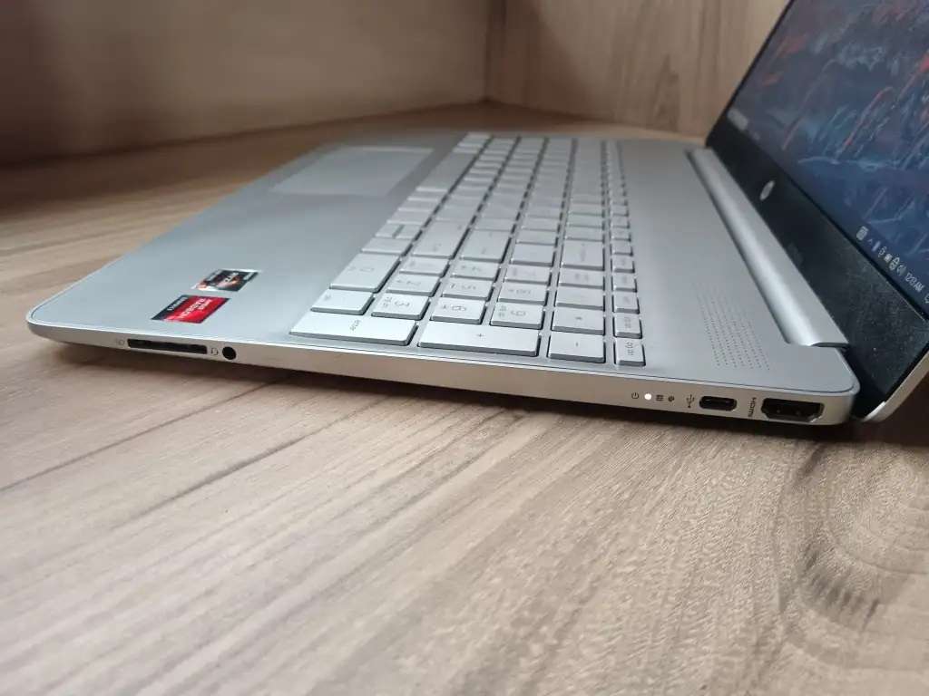 HP 15s AMD RYZEN 5, 8GB Ram, 256GB SSD, AMD Radeon Graphics | Bargain