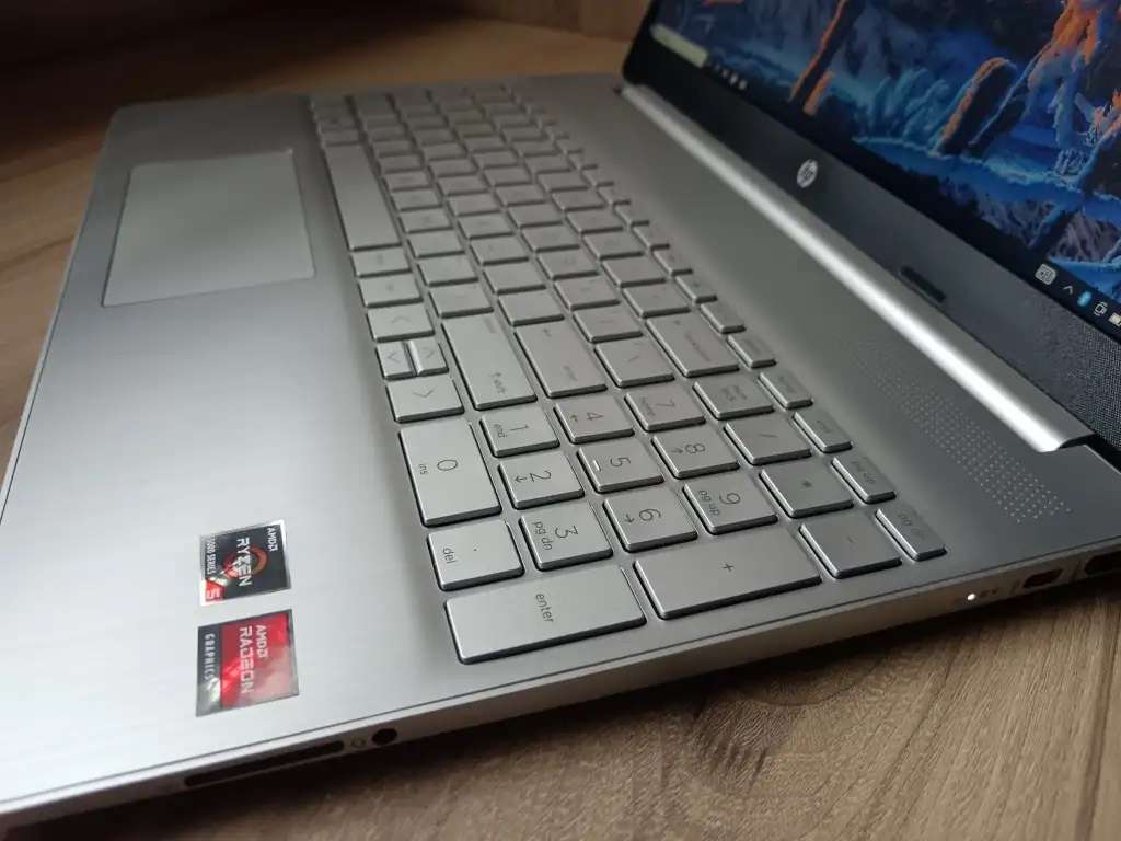 HP 15s AMD RYZEN 5, 8GB Ram, 256GB SSD, AMD Radeon Graphics | Bargain