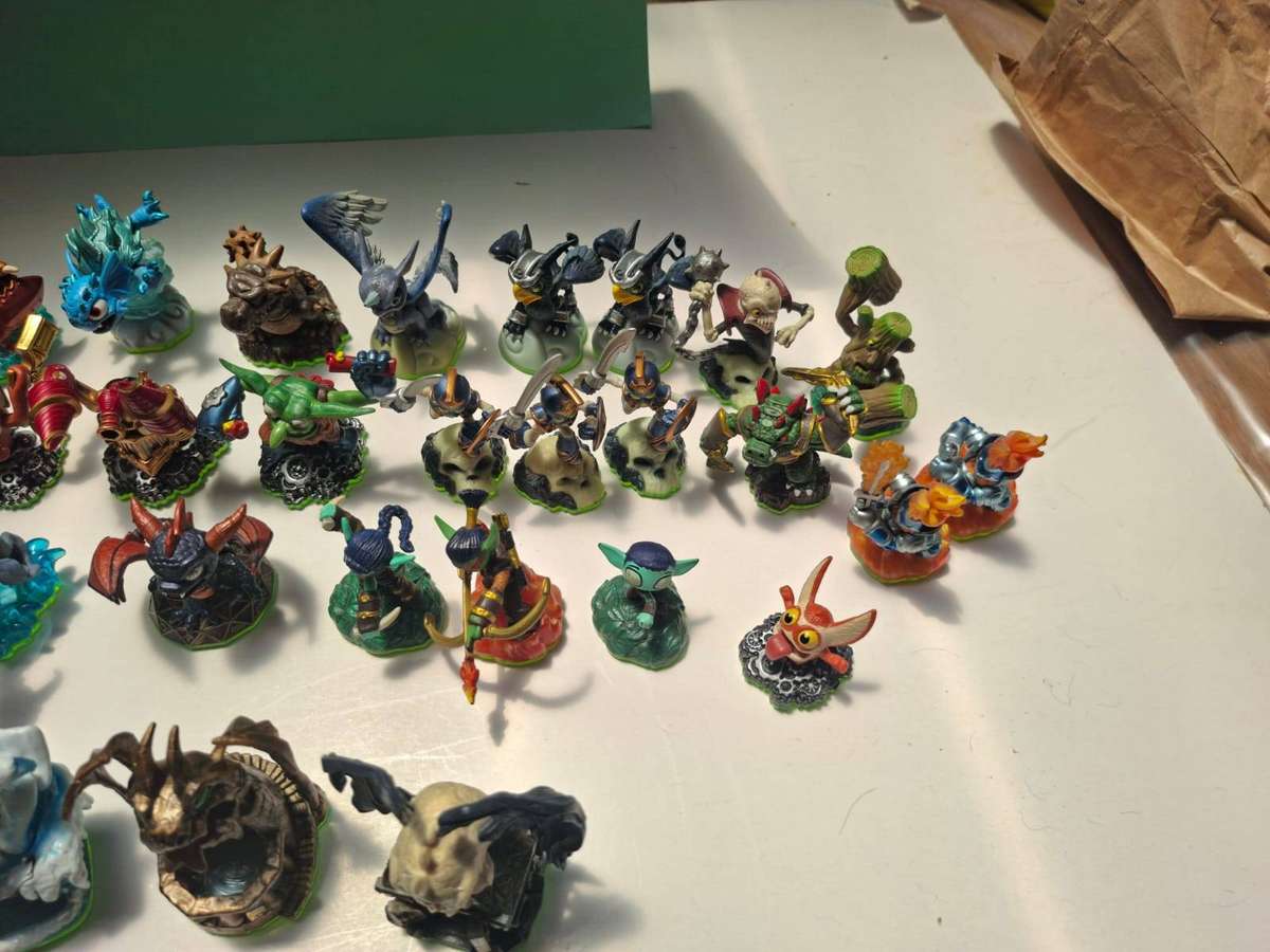ULTIMATE SKYLANDERS LEGACY BUNDLE: RARE Wham-Shell + Sunburn + 8 Giants + 70 Items!
