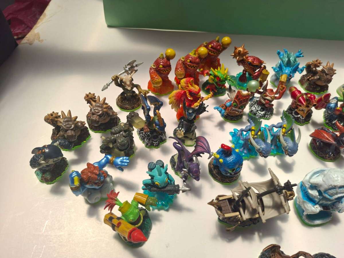 ULTIMATE SKYLANDERS LEGACY BUNDLE: RARE Wham-Shell + Sunburn + 8 Giants + 70 Items!