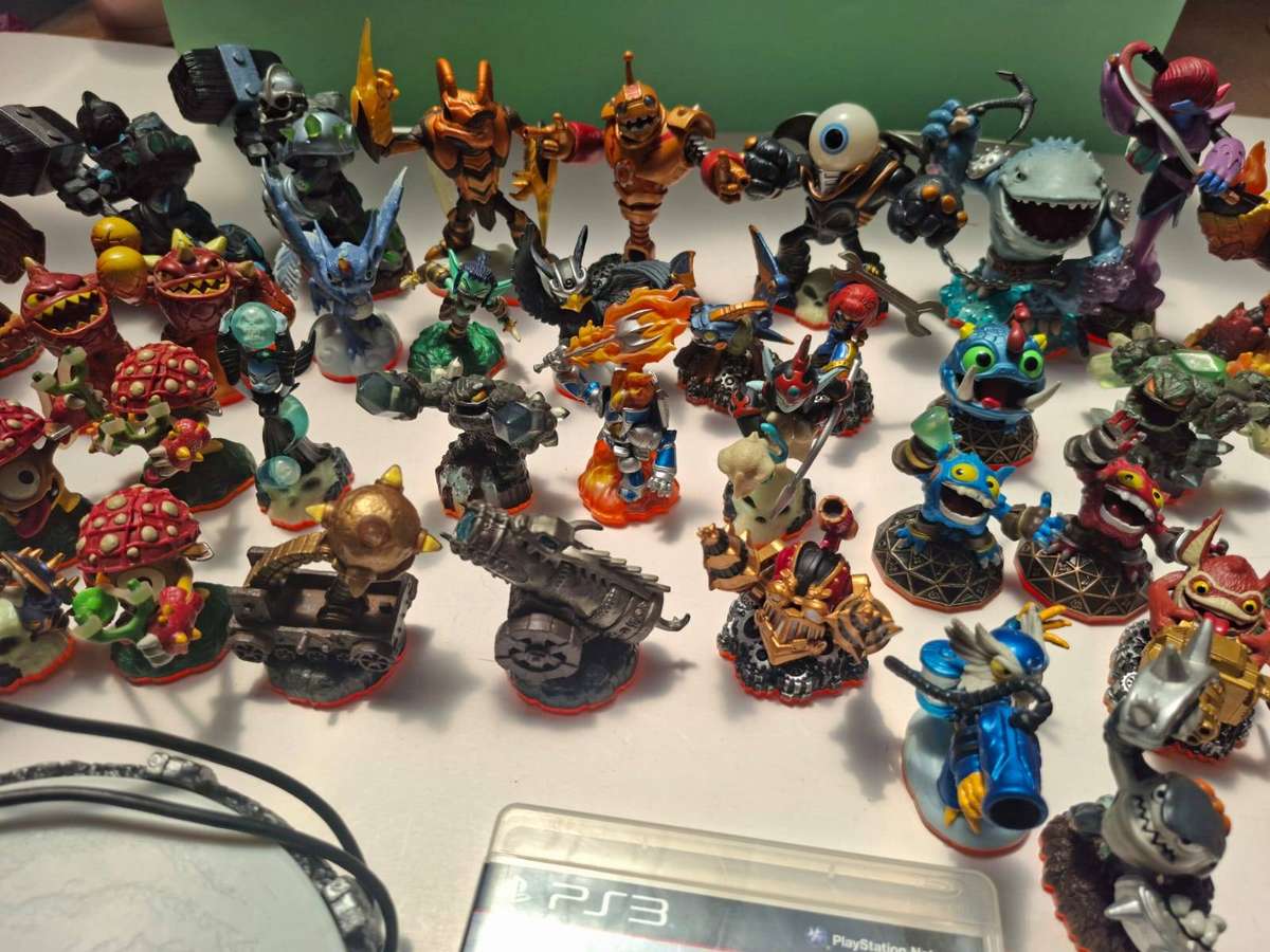 ULTIMATE SKYLANDERS LEGACY BUNDLE: RARE Wham-Shell + Sunburn + 8 Giants + 70 Items!