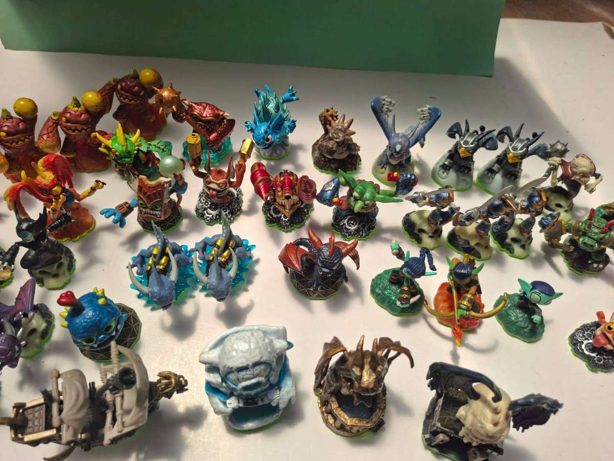 ULTIMATE SKYLANDERS LEGACY BUNDLE: RARE Wham-Shell + Sunburn + 8 Giants + 70 Items!