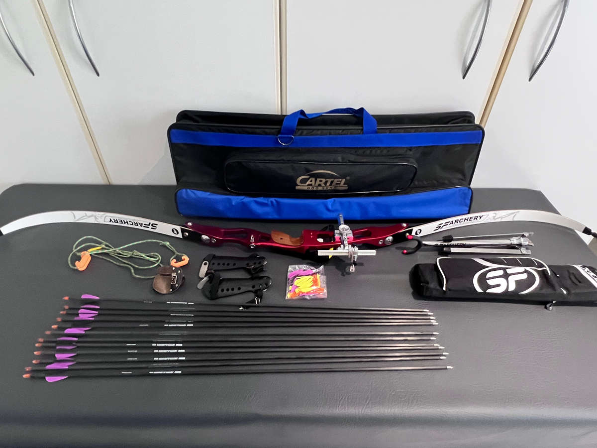 PROFESSIONAL RECURVE BOW LOT FOR BEGINNER - ADULT - RIGHT HAND