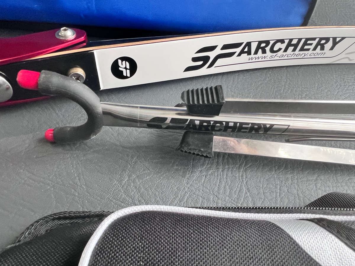 PROFESSIONAL RECURVE BOW LOT FOR BEGINNER - ADULT - RIGHT HAND