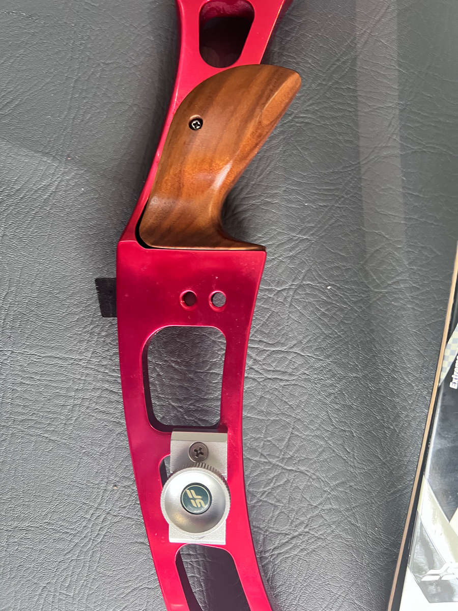 PROFESSIONAL RECURVE BOW LOT FOR BEGINNER - ADULT - RIGHT HAND