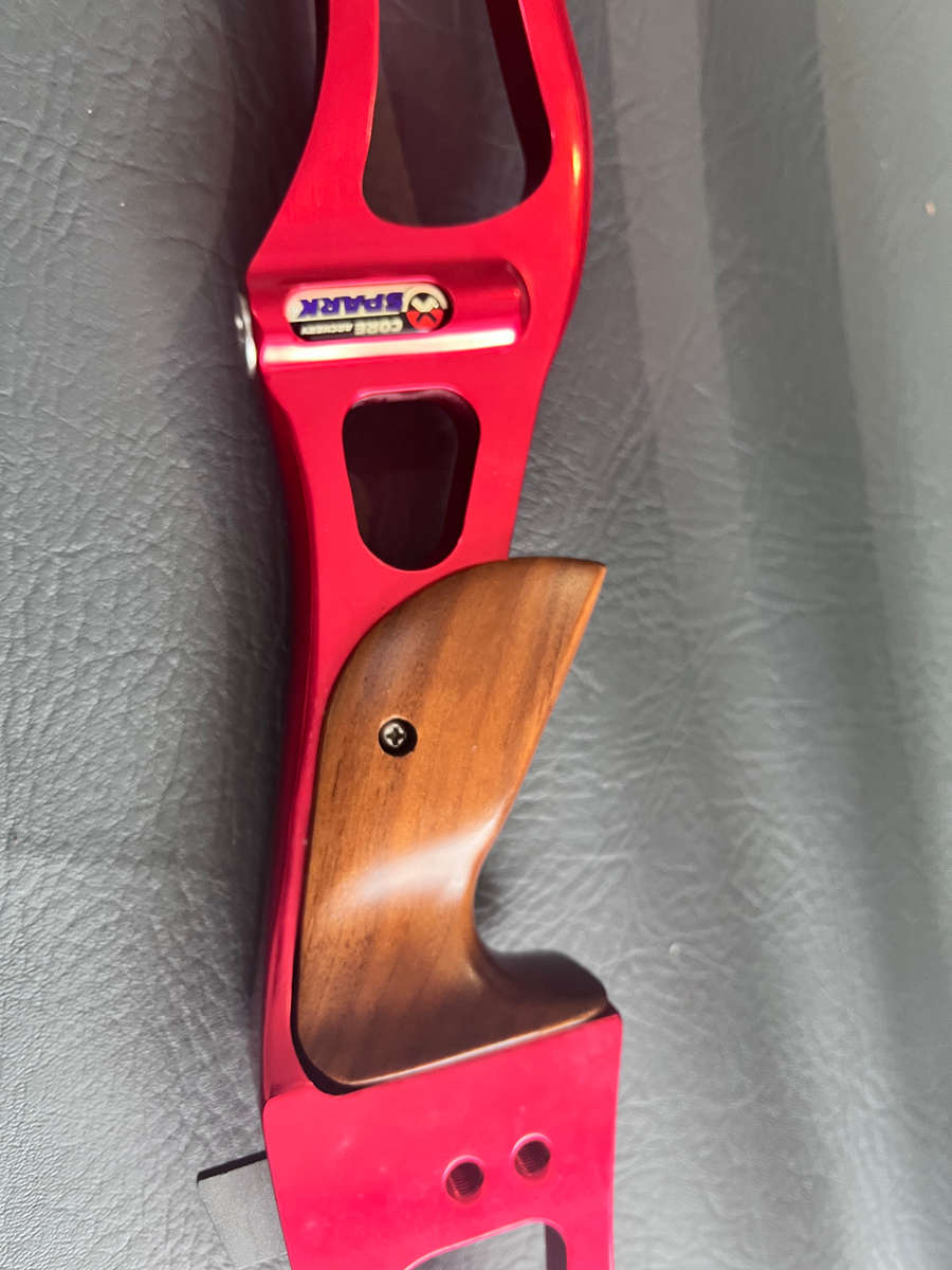 PROFESSIONAL RECURVE BOW LOT FOR BEGINNER - ADULT - RIGHT HAND