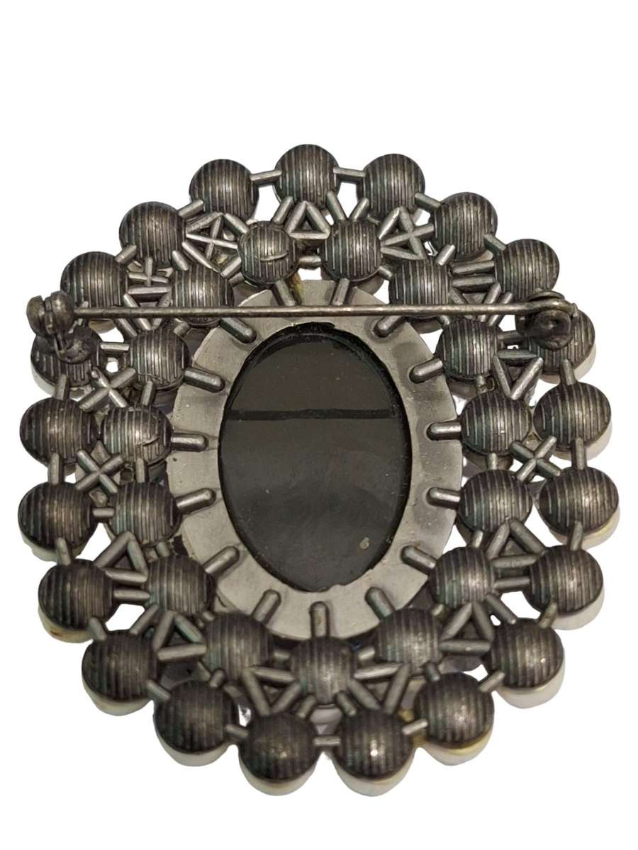 Lovely large brooch 6 x 5cm