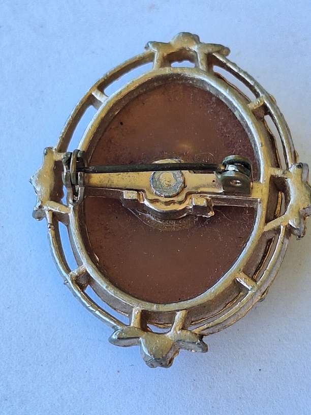 Cameo type brooch