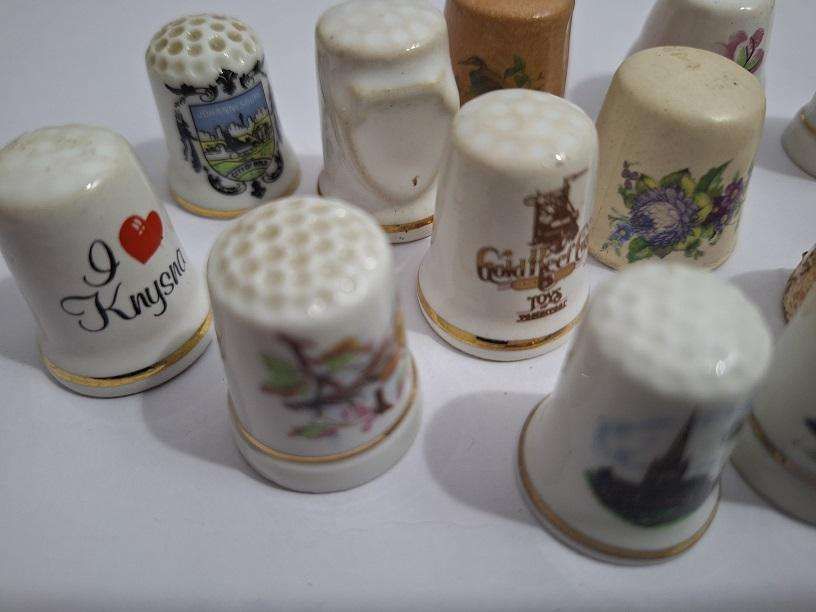 16 x Collectable thimbles, various sizes