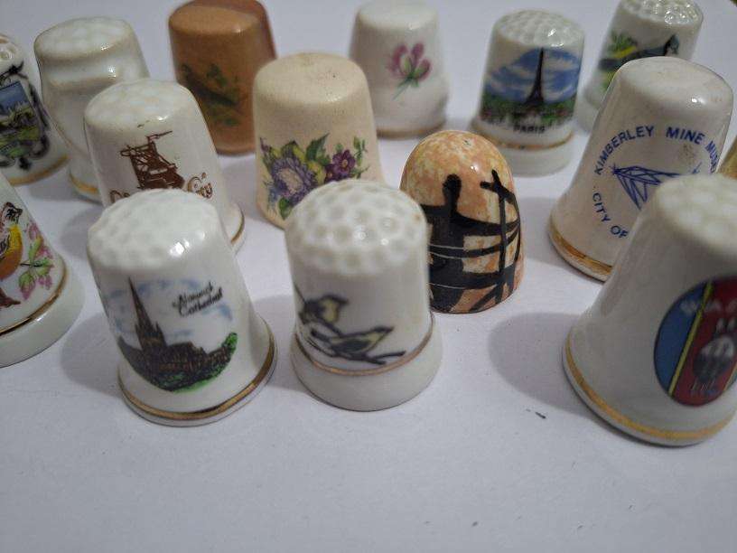16 x Collectable thimbles, various sizes