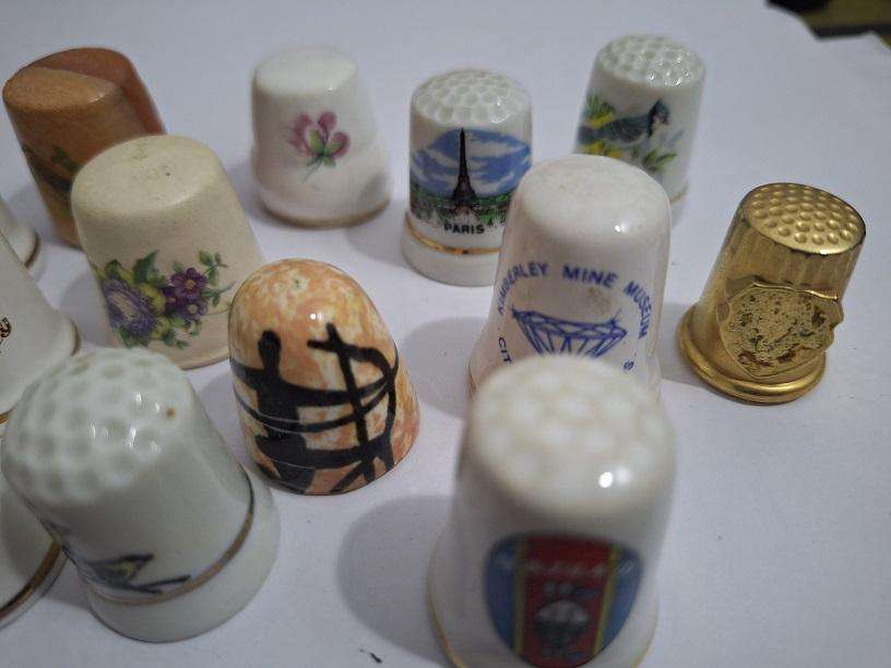 16 x Collectable thimbles, various sizes