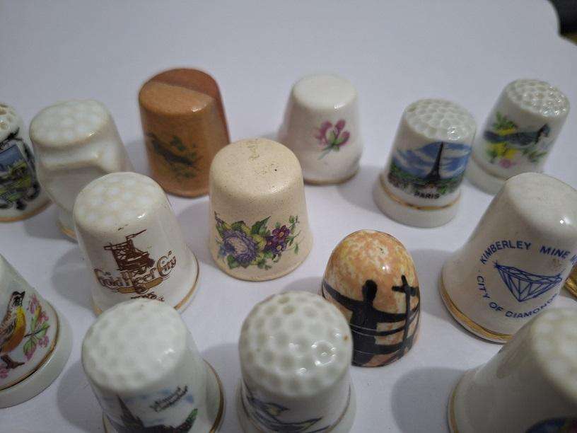 16 x Collectable thimbles, various sizes