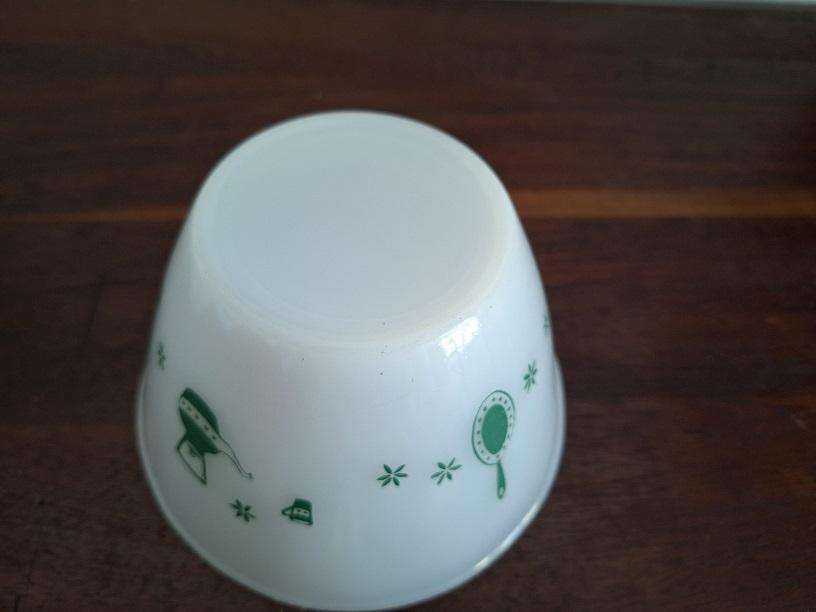 Vintage Milk Glass mixing bowl 10cm high