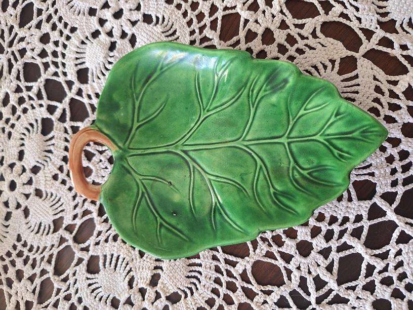 Pretty leaf dish